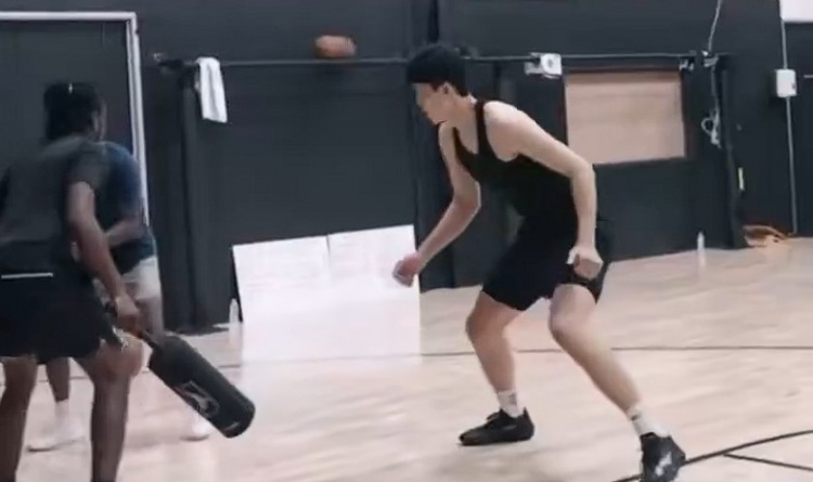 拓媒晒杨瀚森训练片段:休赛期训练 小杨要开启“恐怖模式”了
