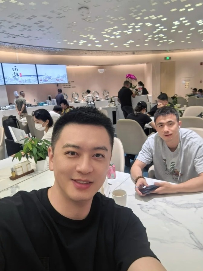 杨鸣晒与赵继伟的合照：机场偶遇中国男篮队长 小伙边线球发不错