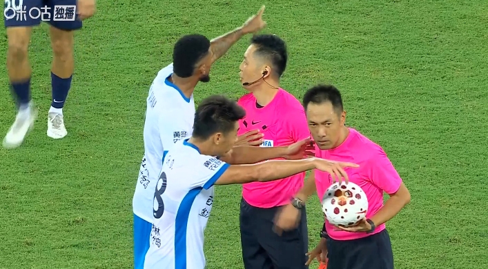 VAR确认阿齐兹破门越位在先，郑智和西海岸全队找裁判表达不满