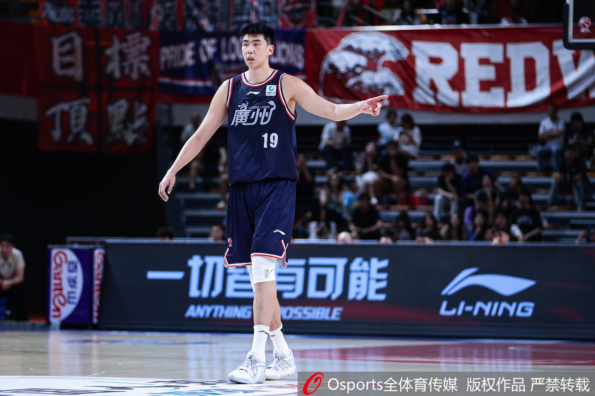媒体人:徐昕近期将返回广州男篮 一边训练一边等待留洋手续办理 媒体人:徐昕近期将返回广州男篮 一边训练一边等待留洋手续办理