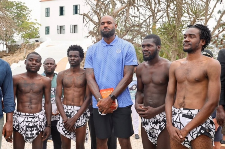 詹姆斯参观博物馆感言：这是我第一次来安哥拉 感谢你们热情款待