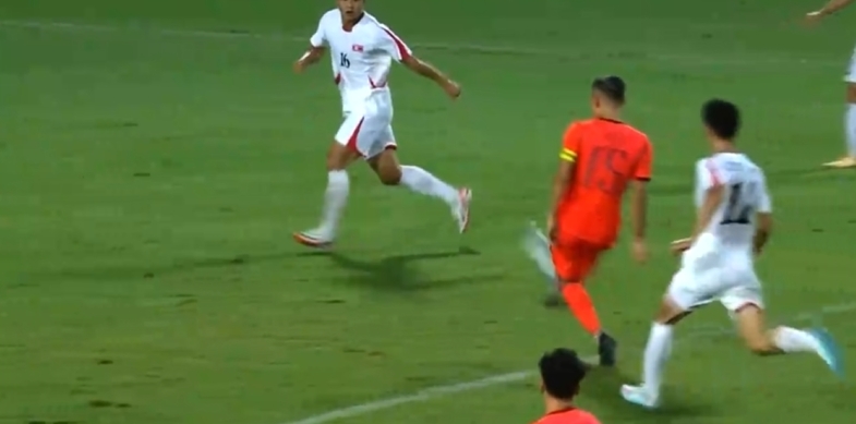 U23国足反超！37岁吴曦精彩吊射破门+捂嘴难以置信，本场传射建功