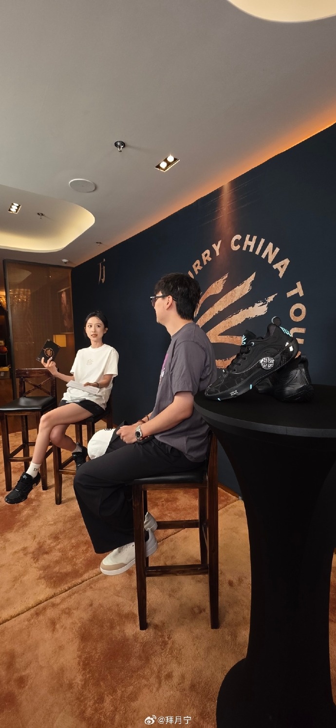 美女主持人晒库里中国行合照:能和库里肩并肩 至今我都还在回味 美女主持人晒库里中国行合照:能和库里肩并肩 至今我都还在回味