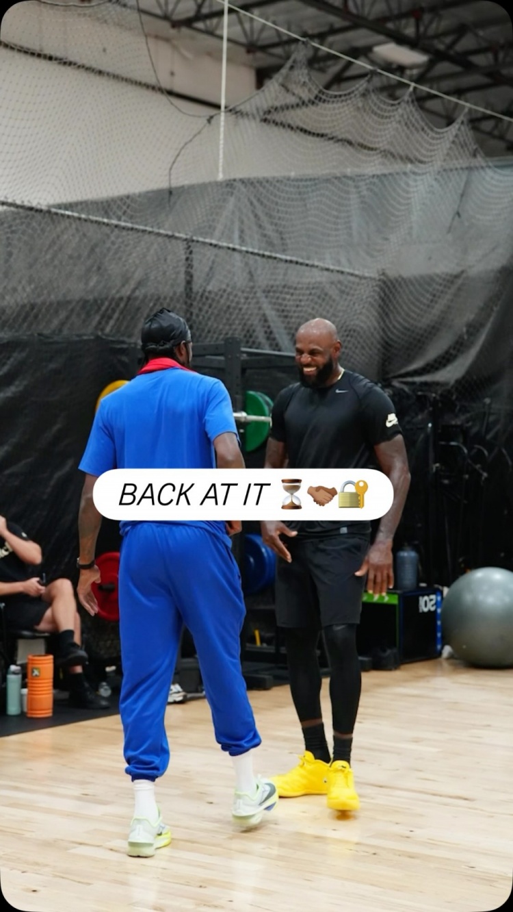 冠军队友!詹姆斯转发与波普在训练中兴奋击掌:我的好哥们KCP 冠军队友!詹姆斯转发与波普在训练中兴奋击掌:我的好哥们KCP