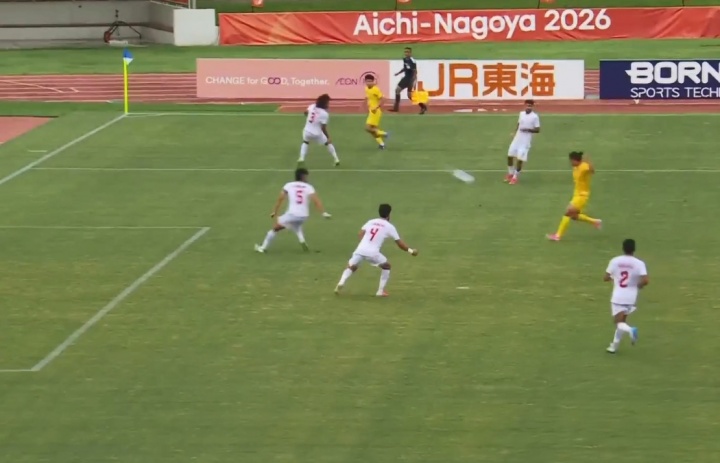 本场第一脚射门！张玉宁接回做踢疵，将皮球打飞