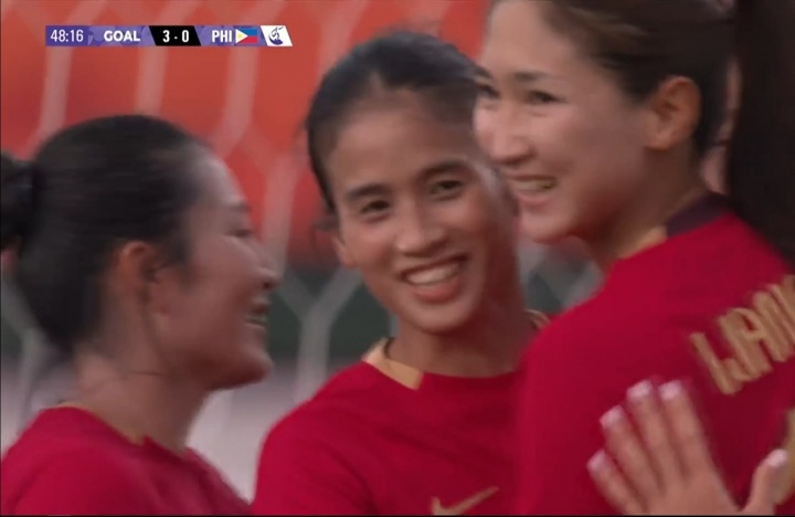 中国女足3-0领先菲律宾女足！王霜传中&李晴潼做球，陈巧珠破门