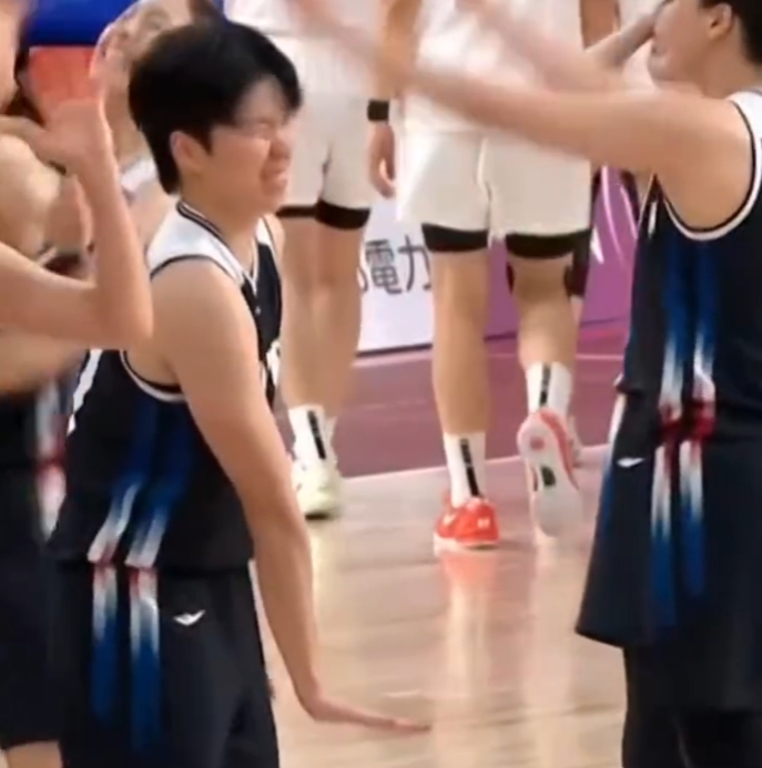 男篮输日本对手做哭鼻子表情 女篮输球韩国球员比“太小”手势 男篮输日本对手做哭鼻子表情 女篮输球韩国球员比“太小”手势