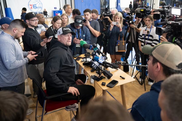76人队记：我从未在76人训练场见到如此多的记者和摄像机